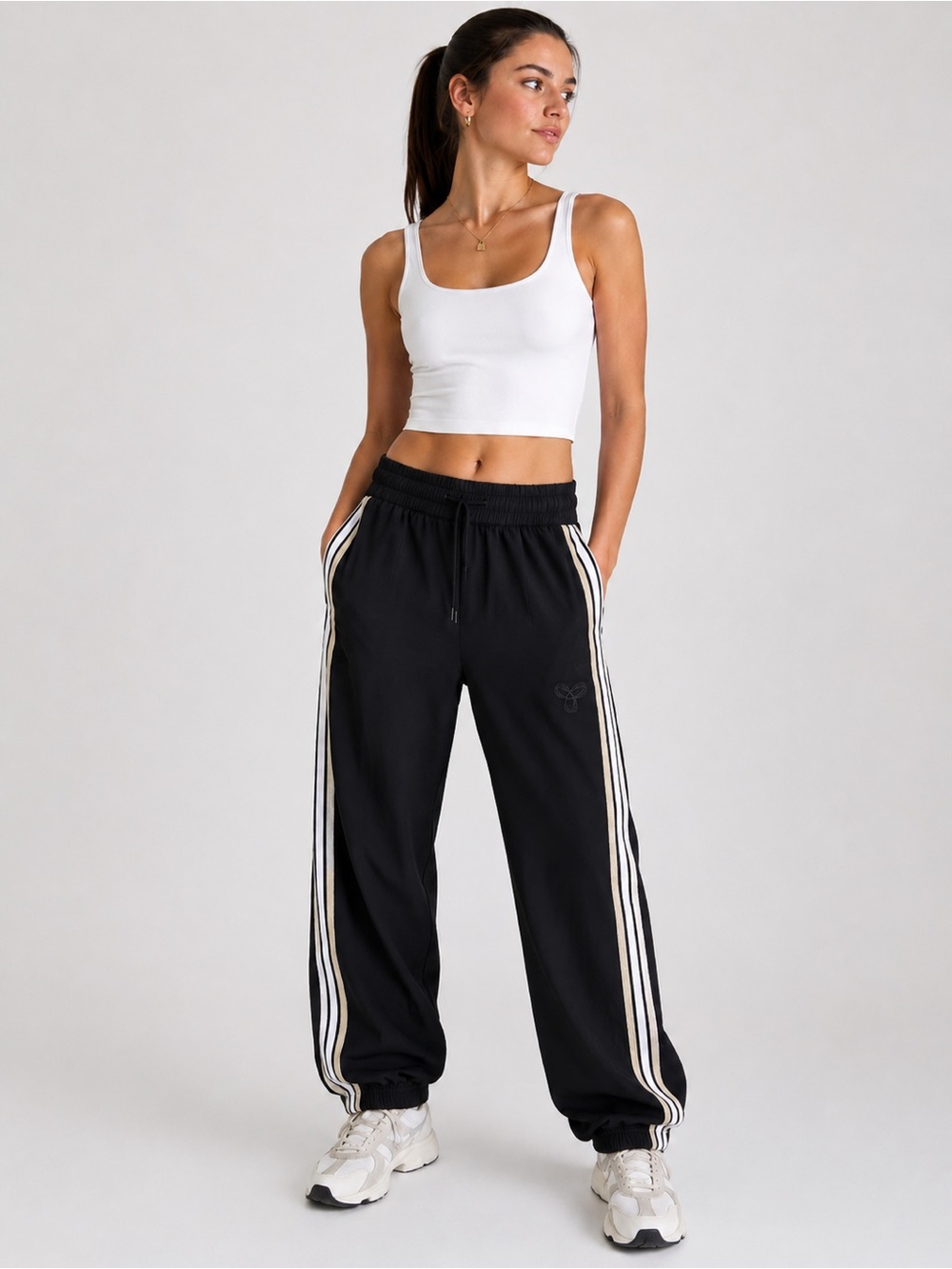 Aritzia TNA Alix Pant Joggers Black Side Stripes Track Pants Size Medium